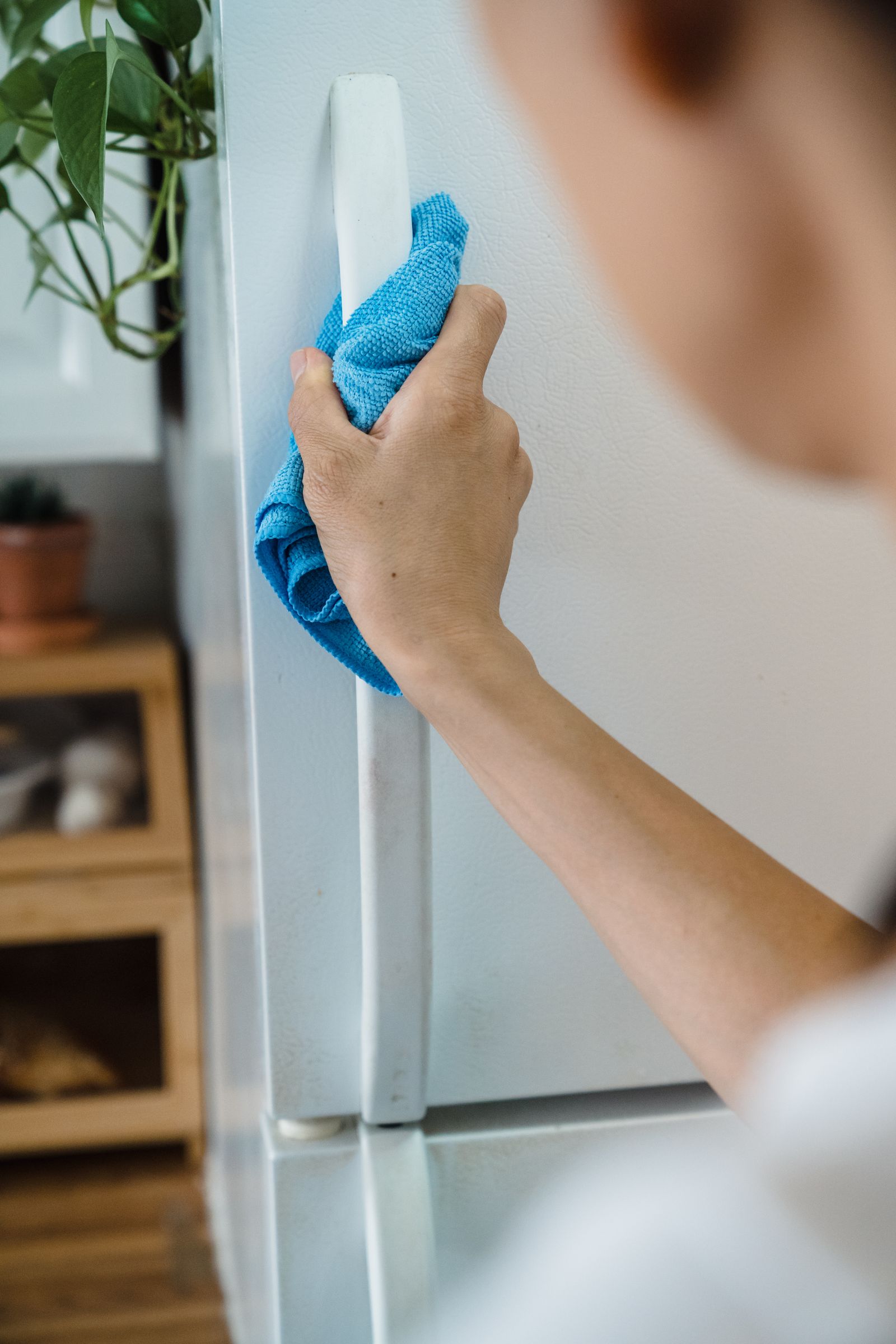 Classic 500 GSM cloth cleaning a cabinet handle at home